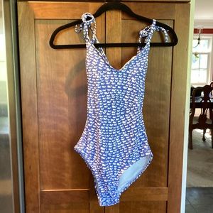 Vineyard Vines on piece bathing suit . Ladies size small.  Never worn.